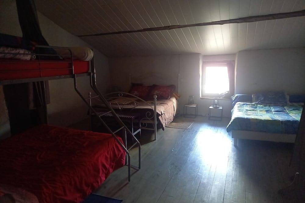 Le Pressoir, charmante petite maison de 65m2 restaurée dans un ancien pressoir. in Saint-Julien-de-Coppel, Parc Naturel Régional Livradois-Forez