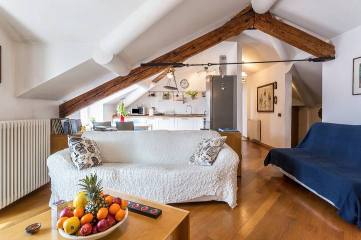 Apartamento inteiro, Apartamento "Attico Vista Lago" em Como com vista para o lago, Wi-Fi e terraço in Como, Lago de Como