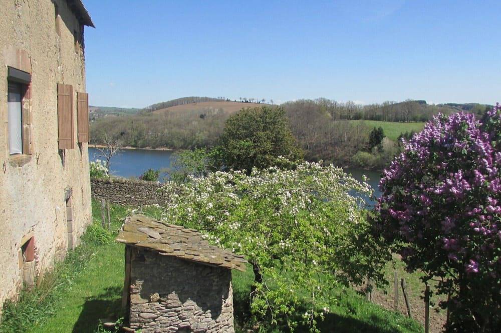 Lac,plage,nature, simplicité.Cœur de l'Aveyron.Maison de ferme.Chiens acceptés in Pont-de-Salars, Aveyron