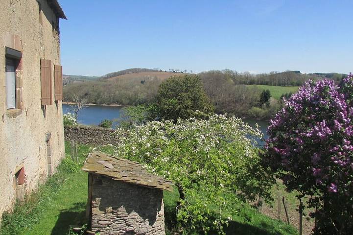 Gîte pour 6 personnes, avec jardin à Pont-de-Salars