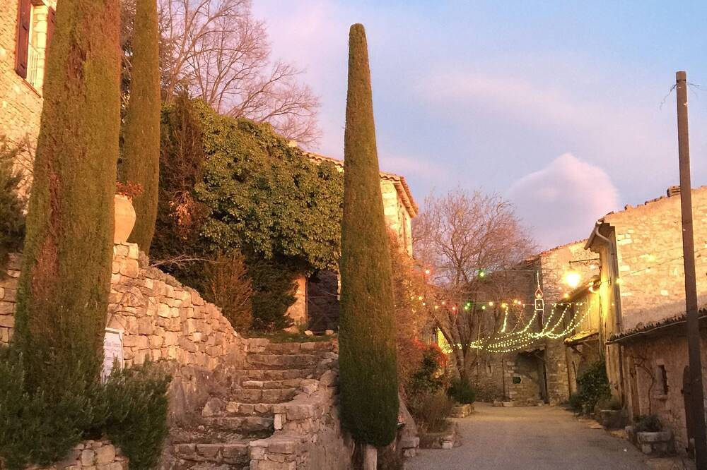 Gorges du Verdon Maison de charme 4 pers Village classé Patio ombragé privatif in Bargème, Parc naturel régional du Verdon