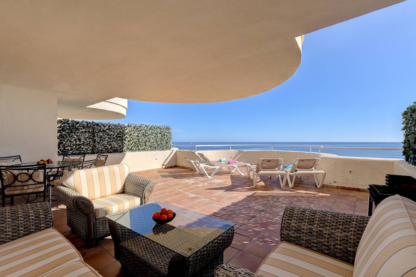 Apartamento "Penthouse Bermuda Beach 3" con vistas al mar, piscina, jardín y Wi-Fi in Buenas Noches, Estepona
