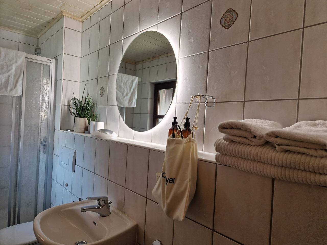 Weingut Knauer - Komfortables Doppelzimmer am Weingut in Dettelbach, Fränkisches Weinland