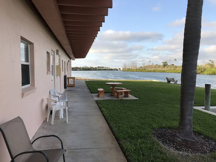 Vacation rental for 2 people, with pool and terrace as well as yard in Indian Shores