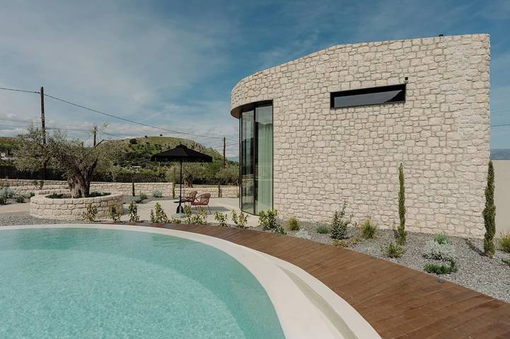 Villa für 2 Personen, mit Terrasse und Garten sowie Pool in Aria