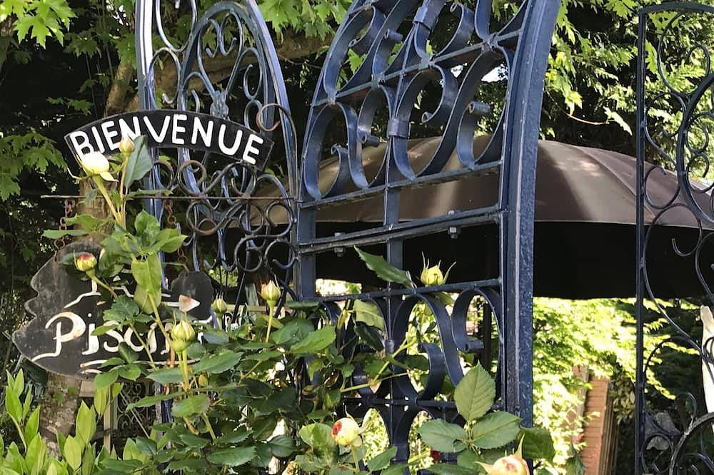 Room \"Les Poiriers Rouges in Mauchamps, Essonne