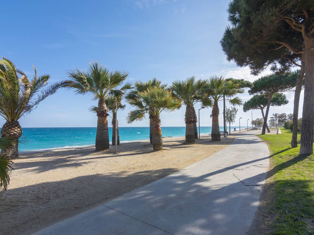 Entire apartment, Central Apartment in Pineda de Mar for 4 with Tv, Balcony, and Near Beach in Pineda de Mar, Costa del Maresme