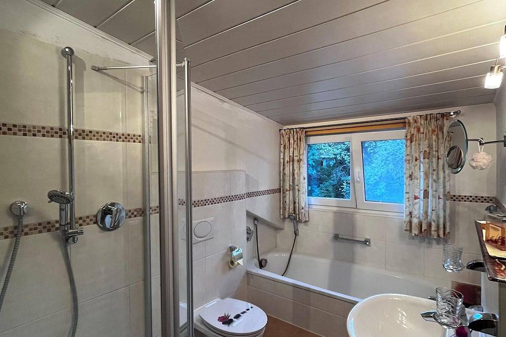 Ganze Wohnung, Ferienwohnung 90 qm, 2 Schlafzimmer, Balkon in Rimsting, Chiemsee