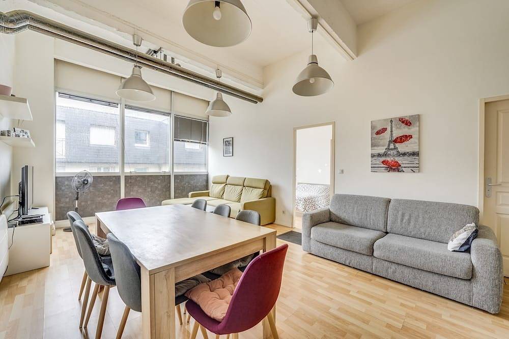 Ideal location: Serge Gainsbourg metro station at the foot of the building. in Les Lilas, Sena-Saint Denis