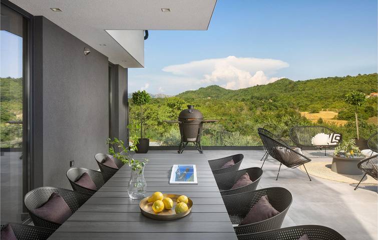 Encantador apartamento de un dormitorio con piscina, terraza y aparcamiento cerca del centro de la ciudad in Labin City, Labin