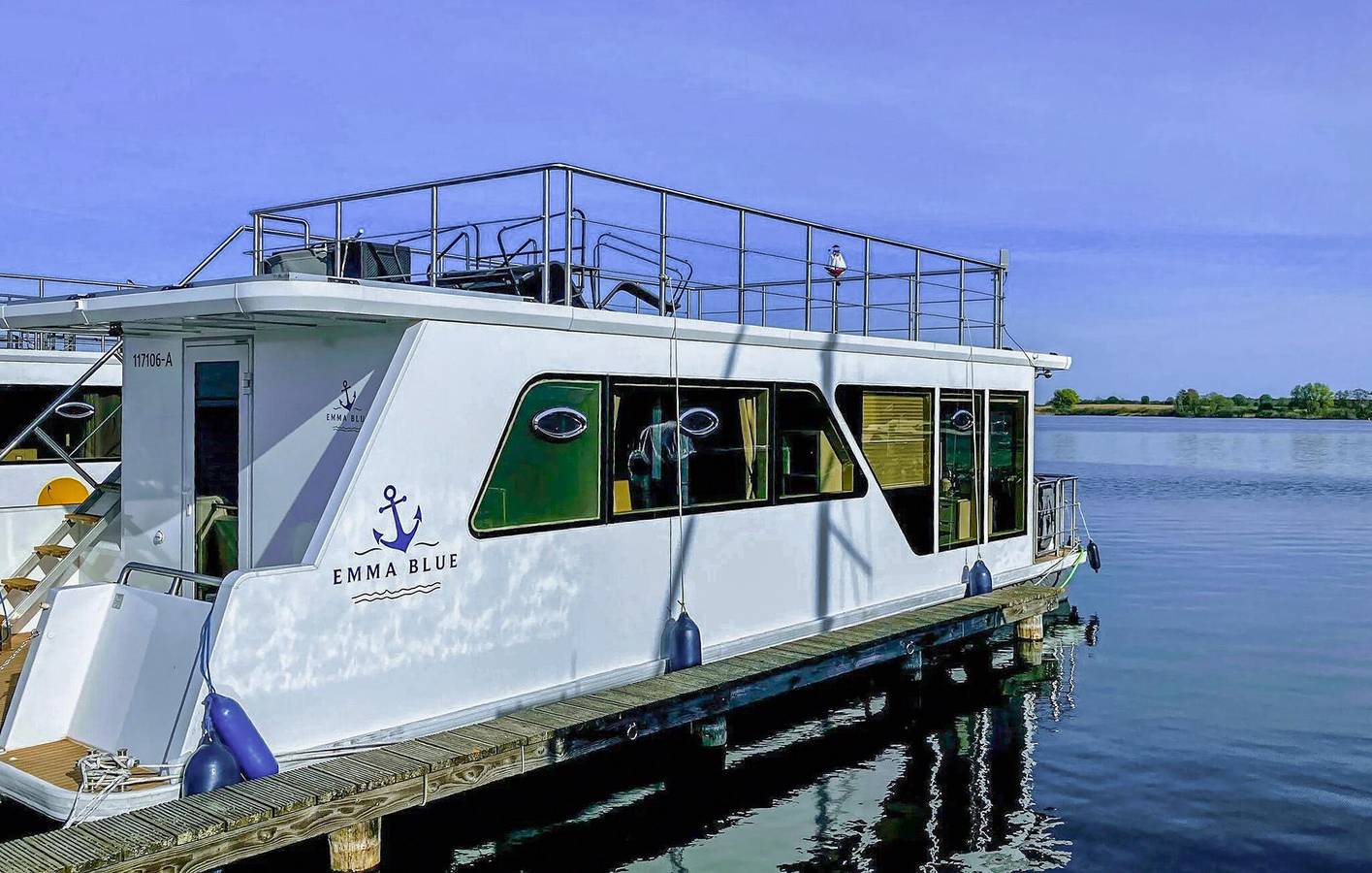 Hausboot am Meer mit Terrasse & WiFi, 400m zum Strand in Röbel, Müritz