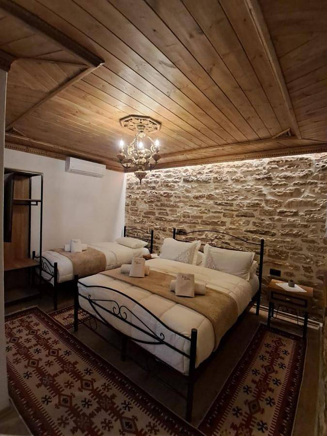 Chambre d’hôte pour 3 personnes, avec terrasse et vue dans Gjirokastër