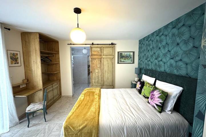 Location de vacances pour 15 personnes, avec jardin à Villechenève - 2