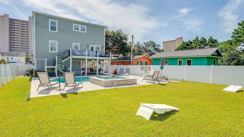 Vacation house for 15 people, with balcony and hot tub as well as yard in North Myrtle Beach