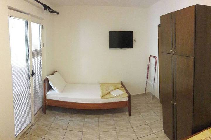 Appartement entier, Triple room with it's own bathroom and balcony. in Budva, Municipalité de Budva
