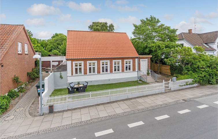Ferieudlejning for 4 personer, med Terrasse i Lohals