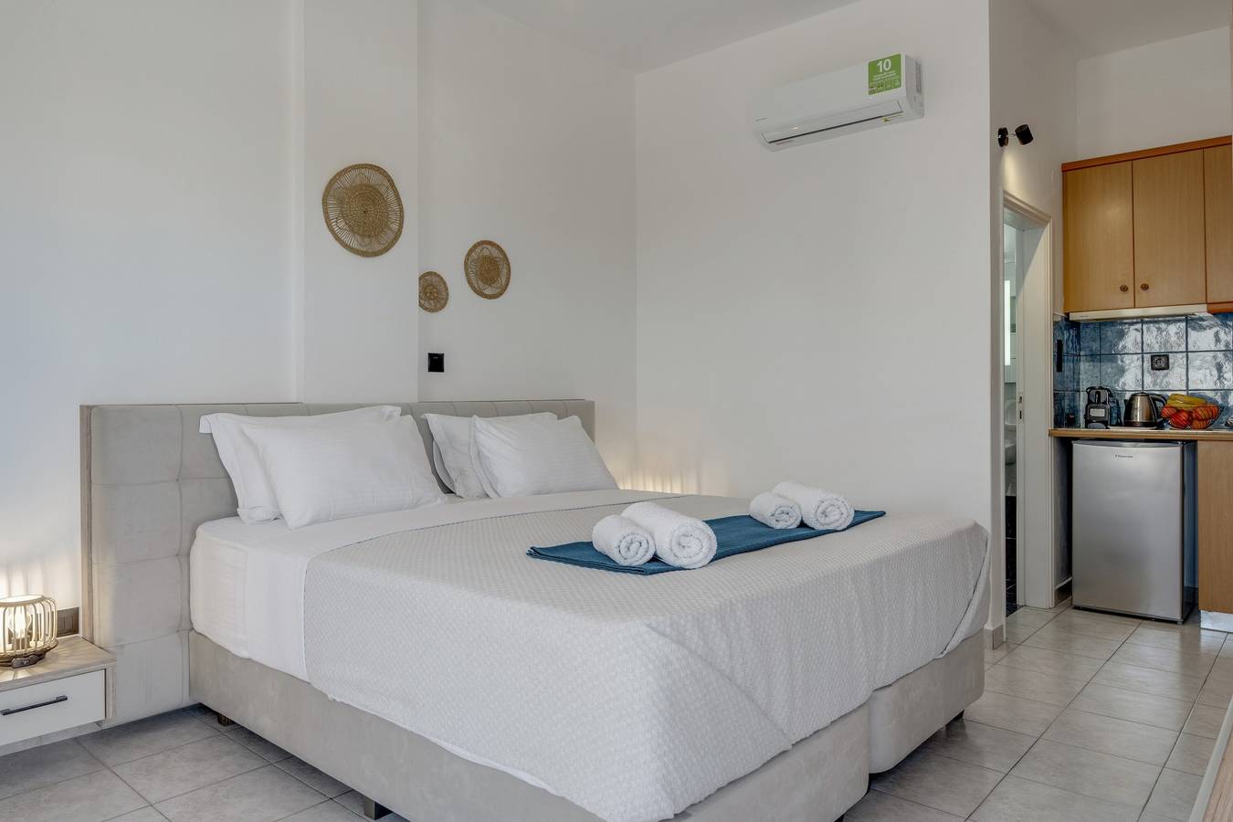 Apartment '08 Double room Perivolos beach' with Mountain View and Air Conditioning in Agios Georgios (Santorini), Santorini