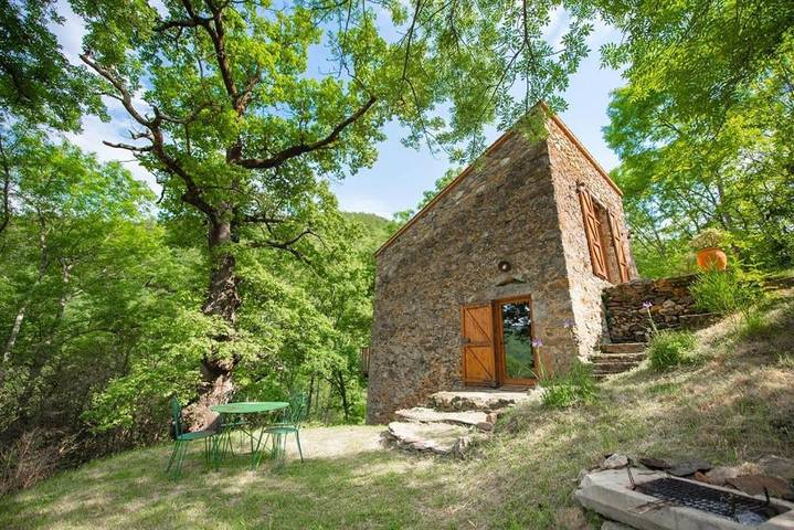 Location de vacances pour 4 personnes, avec jardin et vue ainsi que terrasse et piscine à Corsavy