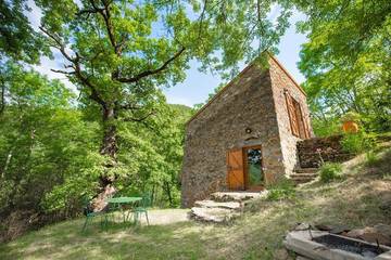 Gîte pour 4 personnes, avec piscine et vue ainsi que jardin et terrasse à Corsavy