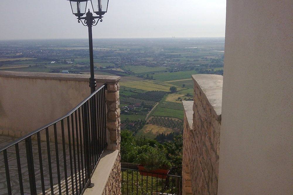 Apartamento entero, The Pinte Rooms: Tellus Apartment, uso de piscina, terraza con vista in Sermoneta, Provincia de Latina