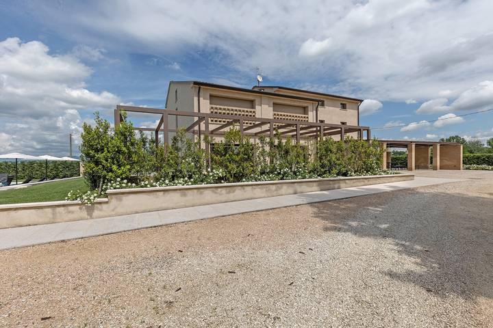 Habitación 'Agr Casa Pezzo Doppia Piano Terra' con piscina compartida, Wi-Fi y aire acondicionado. in Castelnuovo del Garda, Montañas Garda