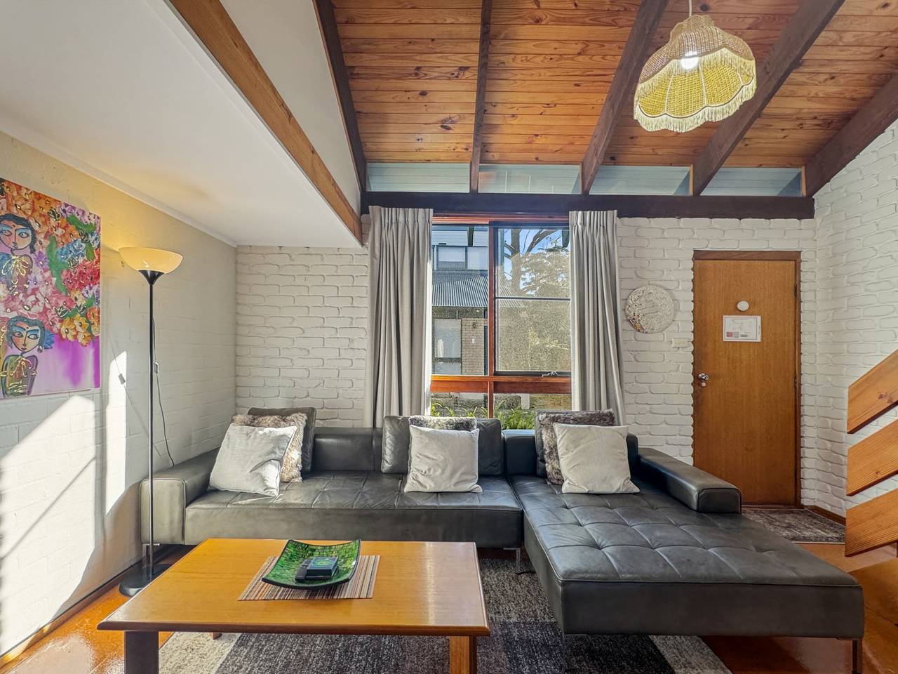 Entire apartment, 'Broulee Break' -2-Bed Beach House with Games Room in Broulee, New South Wales