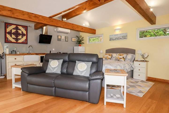 Brambleside Lodge, country holiday cottage, with a garden in Truro in Cornwall