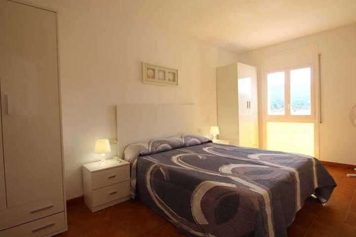 Entire apartment, Beachfront Penthouse, 1 Min to La Ribera Beach, Terrace, Parking, Wifi, Sleeps 4 in el Port de la Selva, Upper Empordà
