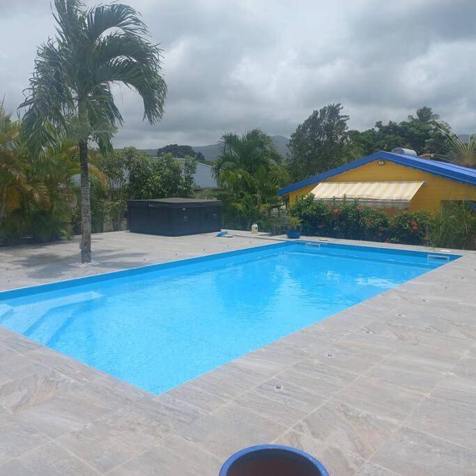 Appartement de vacances pour 4 personnes, avec jacuzzi et terrasse ainsi que jardin et piscine