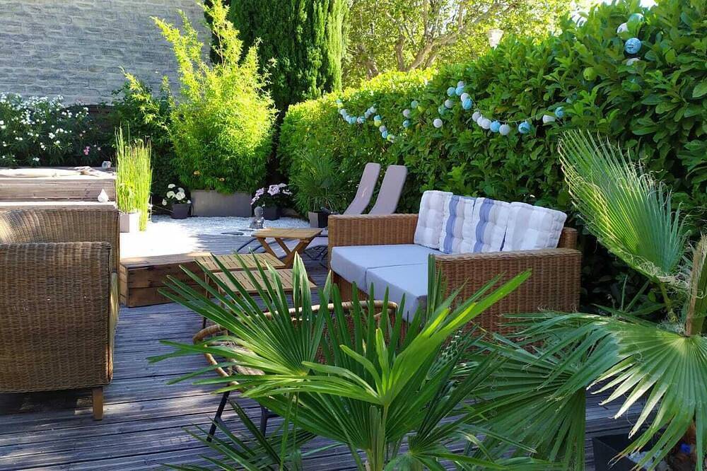 Vacation rental house in provence with jacuzzi (avignon) in Sarrians, Vaucluse