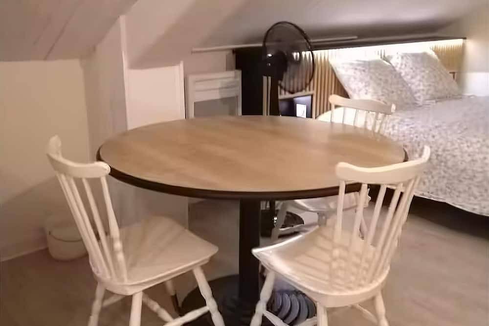 Appartement entier, Superbe studio en résidence rue de courcelles in Arbois (homonymie), Jura Francais