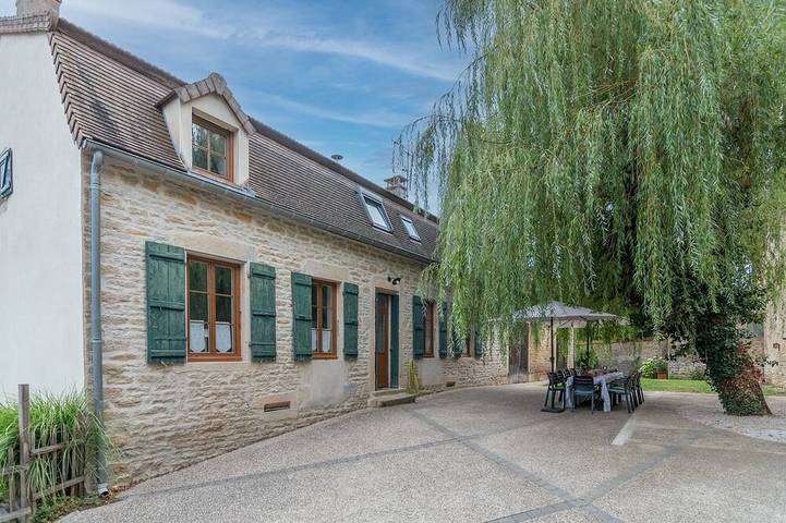 Gîte pour 10 personnes, avec jardin, animaux acceptés dans Jully-lès-Buxy