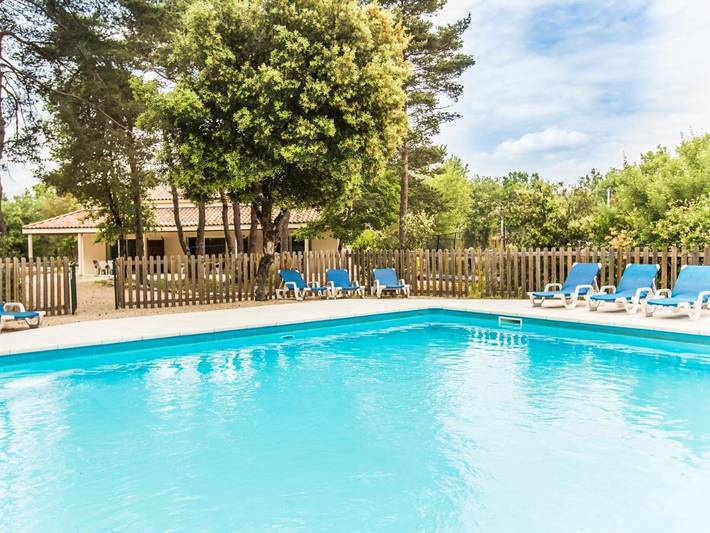 Location de vacances pour 6 personnes, avec jardin ainsi que vue et piscine à Labastide-de-Virac
