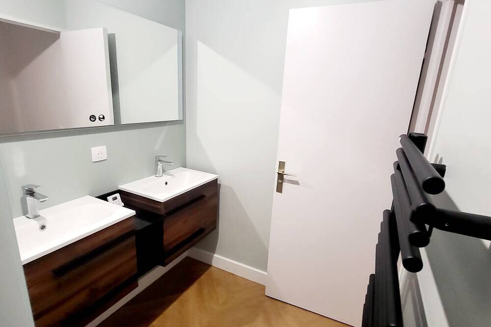 Entire apartment, Ideal for curists, 180 m from the spa. Quiet, fully renovated apartment. in Vichy, Vichy region