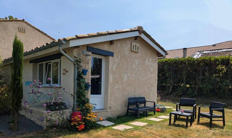 Gîte pour 2 personnes, avec jardin et vue à Montazeau