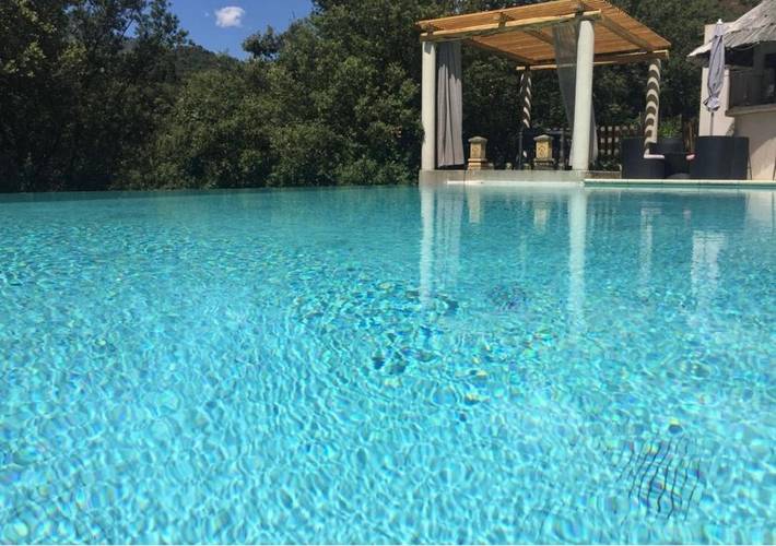 Appartement de vacances pour 4 personnes, avec piscine et vue ainsi que jardin et terrasse