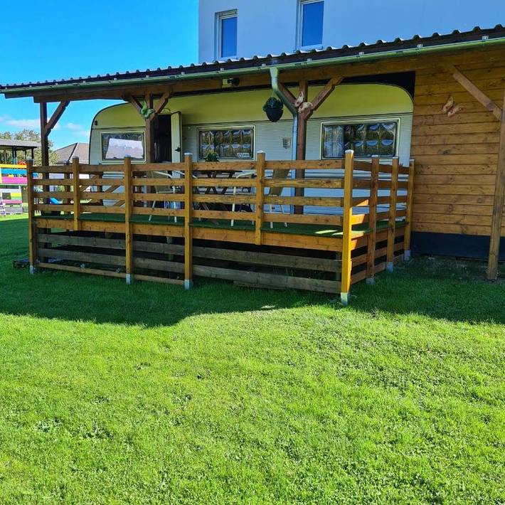 Camping für 2 Personen, mit Terrasse und Garten sowie Ausblick in Wallenborn