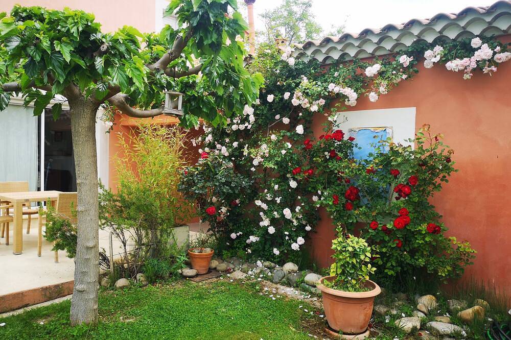 Contemporary Cottage Rental: wooded property, private pool, view Luberon in Cavaillon, Parc naturel régional du Luberon