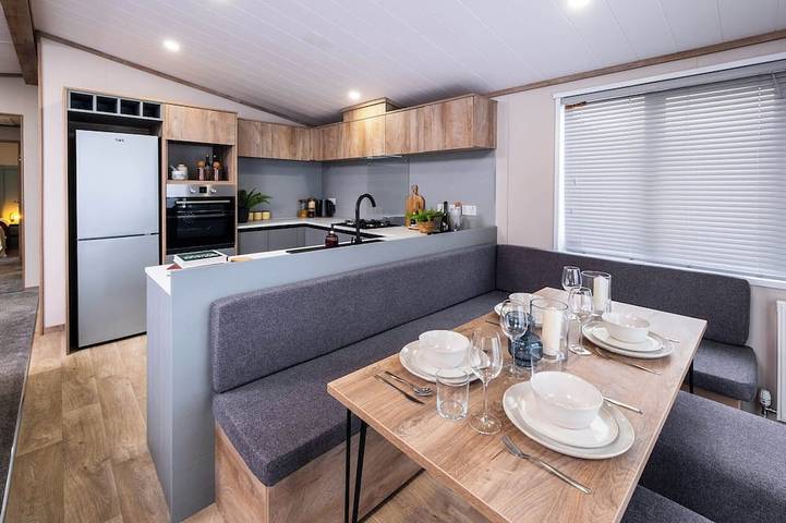 Log cabin for 4 people, with garden and hot tub, with pets in Delamere