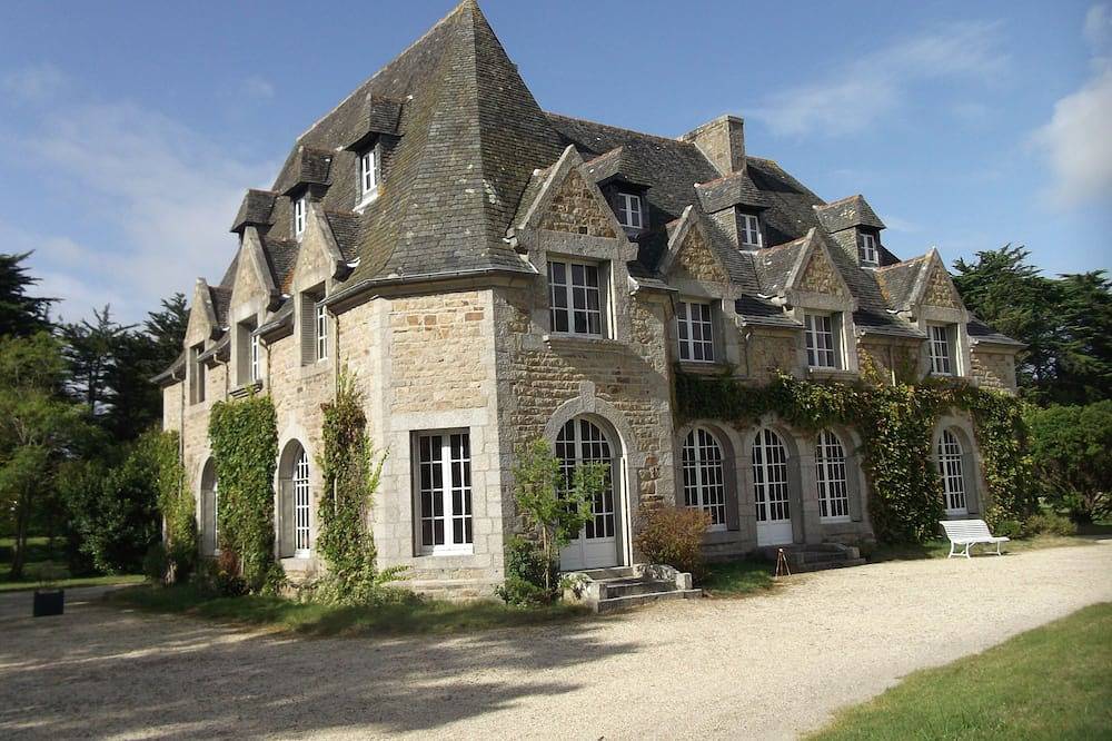 Large house in private park, walking distance to the sea, sleeps 15 in Plouescat, Côte des Légendes