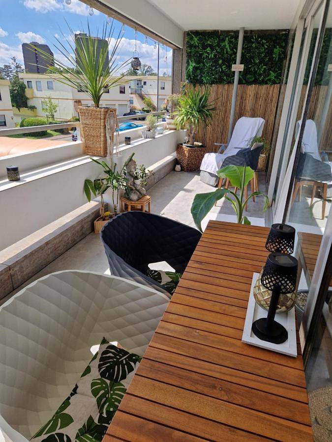 Ferienwohnung für 4 Personen, mit Balkon und Pool sowie Sauna und Ausblick