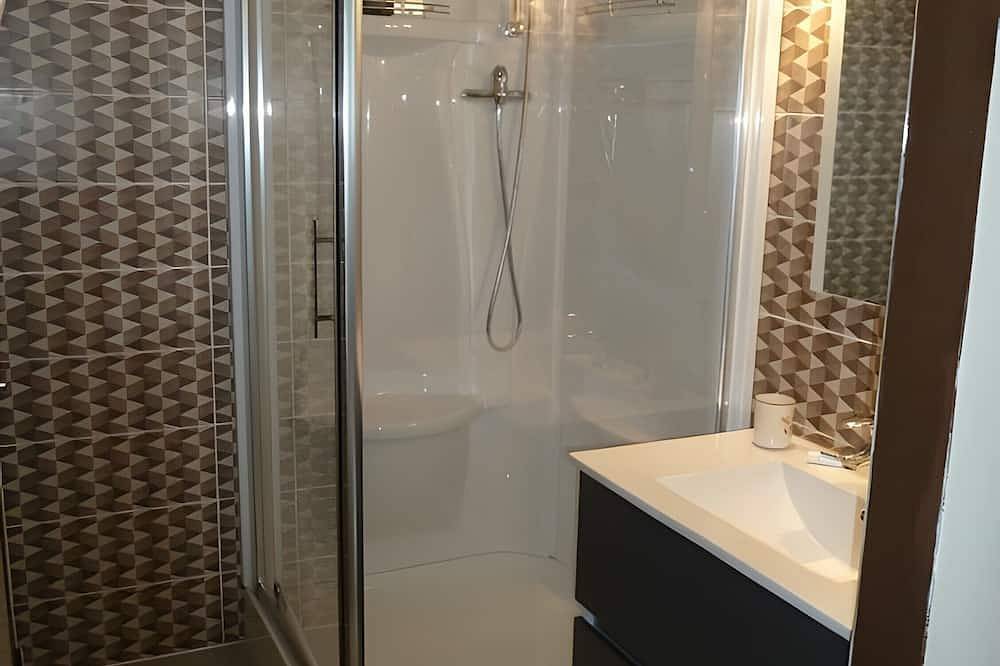 Family Guest Room L'Orée Du Bois with Pool, Terrace and Wi-Fi in Montpon-Ménestérol, Périgord Blanc