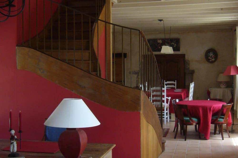 Bauernhof Charakter in der Mitte der Ebene in Meeresnähe in Pleudaniel, Rosa Granitküste