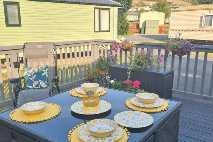 Static caravan for 4 people, with pool and garden in Cardigan Bay