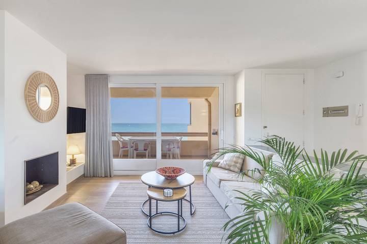 Ganze Wohnung, Ferienwohnung in erster Meereslinie mit Gemeinschaftspool, Meerblick und Wlan in Pals, Costa Brava