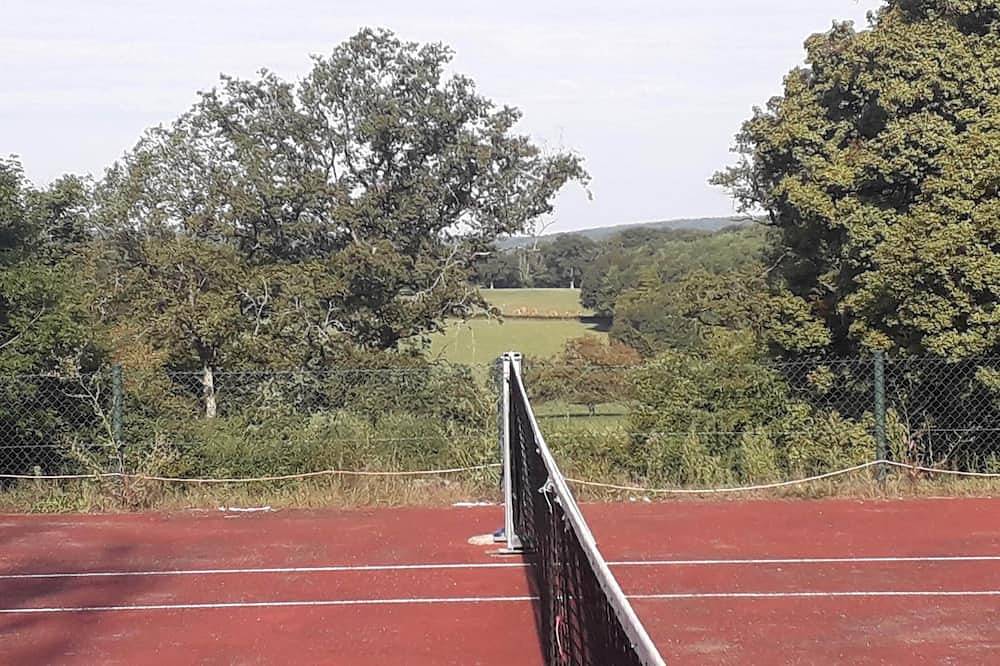 Country House & tennis court& swimming pool. 12 pers, dog accepted. Meals available. in Crux-la-Ville, Nièvre