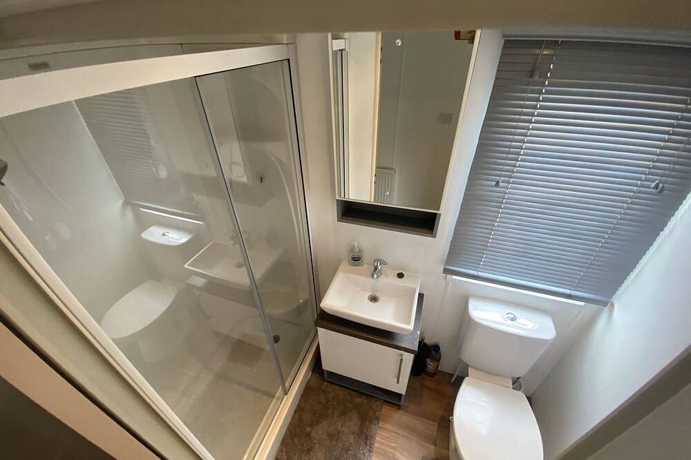 2 Bed Cosy Lodge in Northampton, Northamptonshire