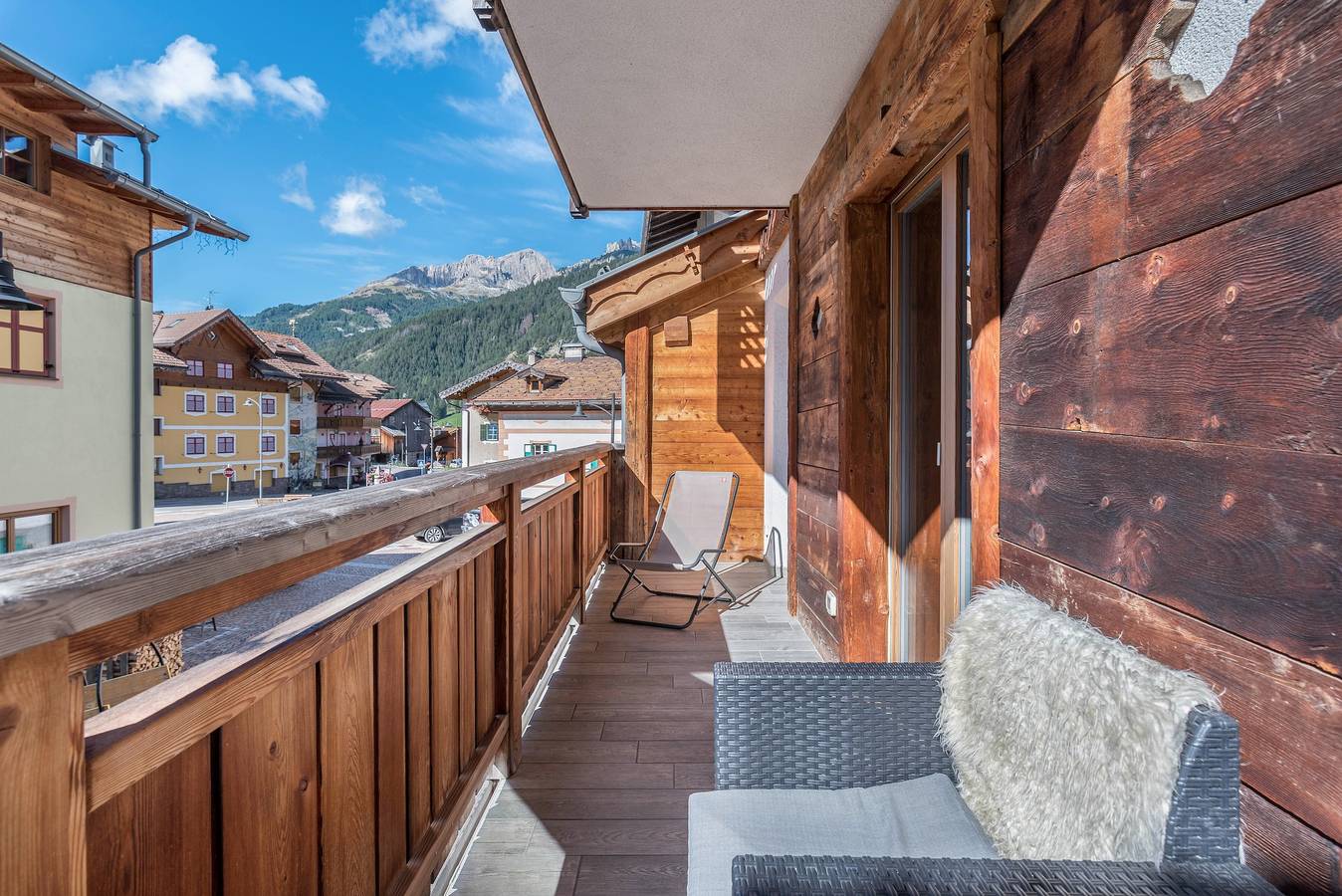 Ganze Wohnung, Ferienwohnung "Ciasa" mit Bergblick, Wlan & 2 Balkonen in Pozza di Fassa, San Giovanni di Fassa