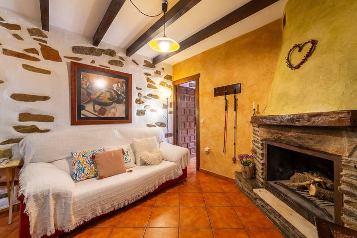 Country House 'Picachico' with Mountain View, Wi-Fi and Air Conditioning in Laroya, Cordillera Penibética