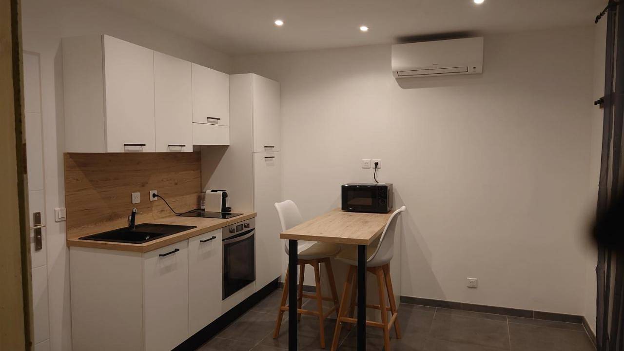 Appartement entier, One-Bedroom Apartment in Connaux, Région de Nîmes